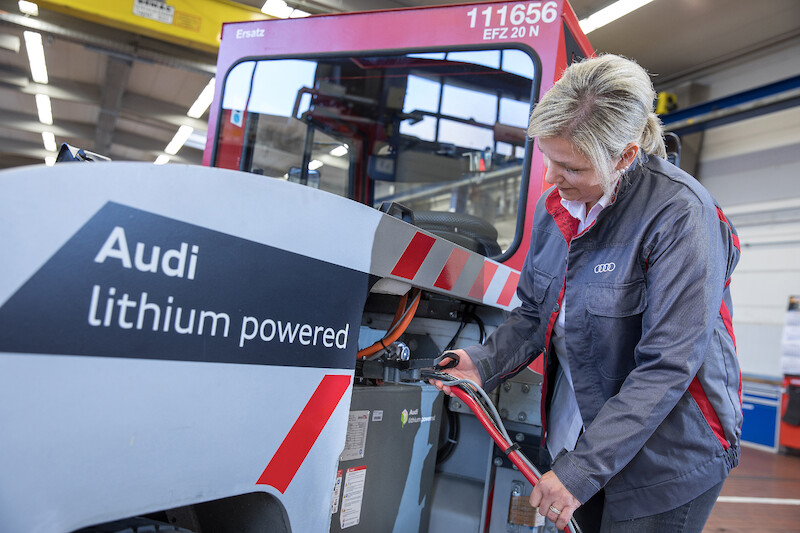 Audi instaluje używane akumulatory litowo-jonowe w pojazdach użytkowych poruszających się po terenie fabryki
