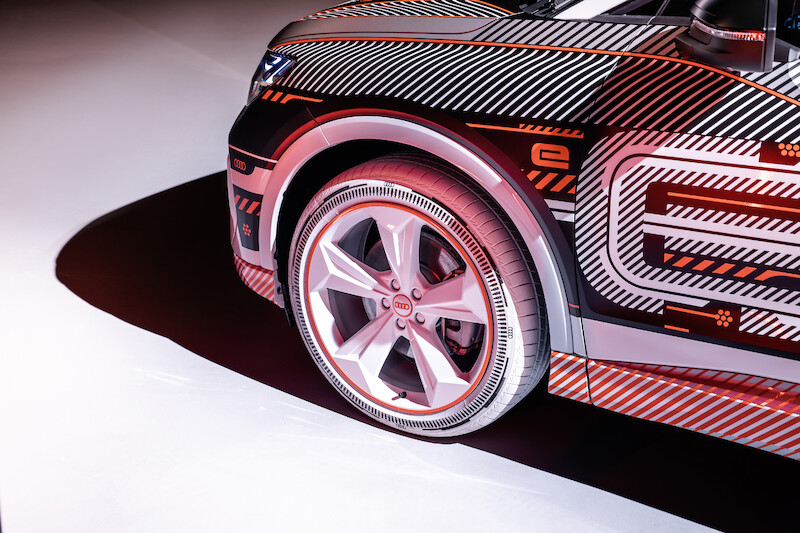 Nowy wymiar mobilności elektrycznej: Audi Q4 e-tron wyznacza standardy w zakresie wnętrza i systemów obsługi