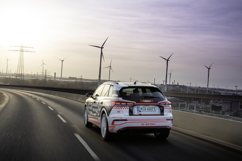 Nowy wymiar mobilności elektrycznej: Audi Q4 e-tron wyznacza standardy w zakresie wnętrza i systemów obsługi