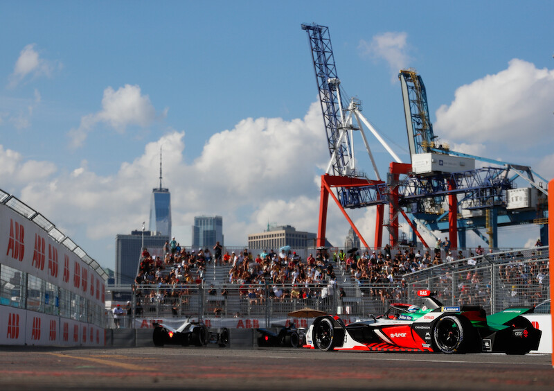 Lucas di Grassi na podium wyścigu Formuły E w Nowym Jorku