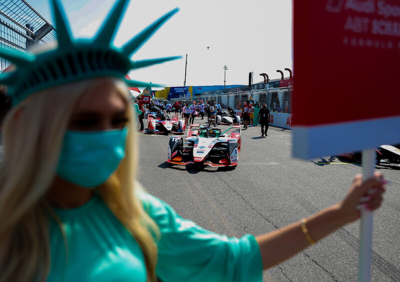 Lucas di Grassi na podium wyścigu Formuły E w Nowym Jorku