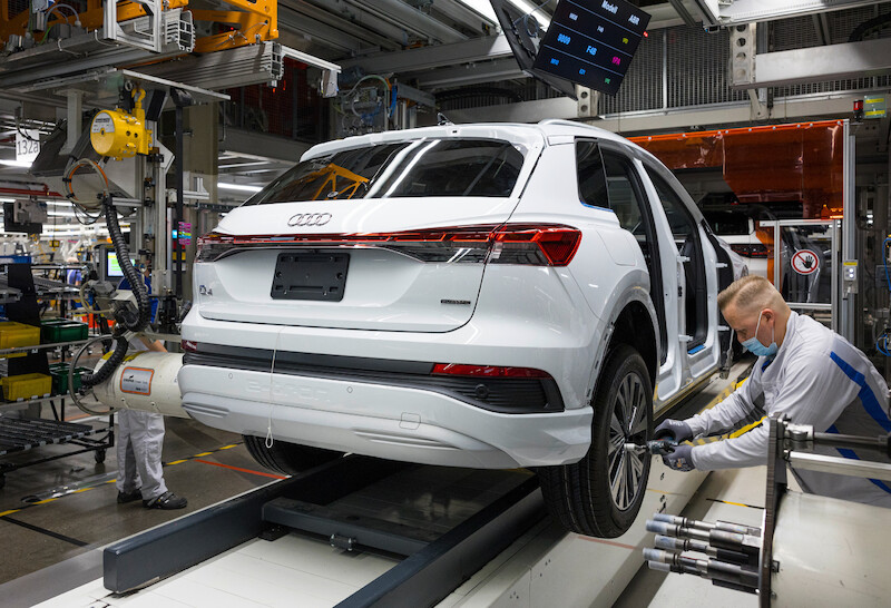 Historia sukcesu Audi Q4 e-tron: elektromobilność i synergia w ramach Grupy Volkswagen