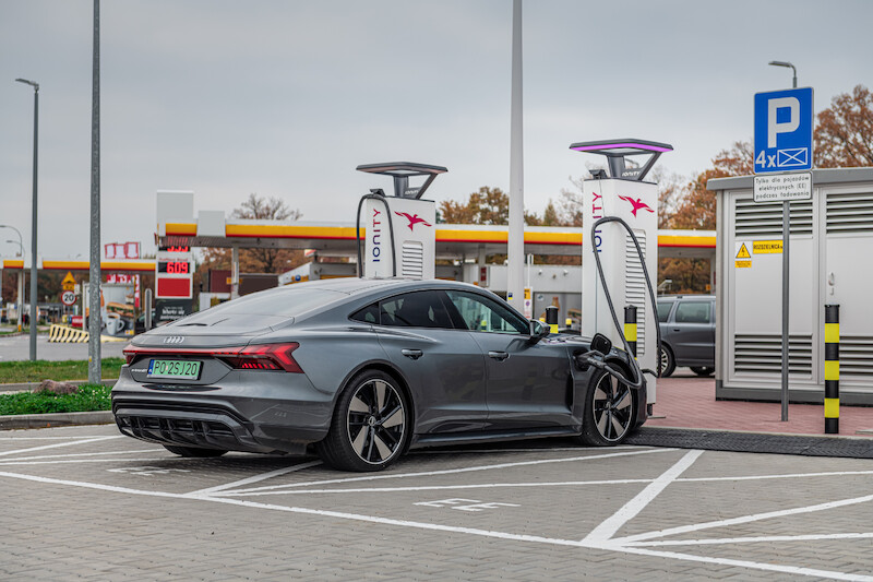 Ponad 5000 nowych punktów szybkiego ładowania do roku 2025 i nowe stacje w Polsce: ekspansja firmy IONITY wzmacnia ofertę ładowania samochodów marki Audi