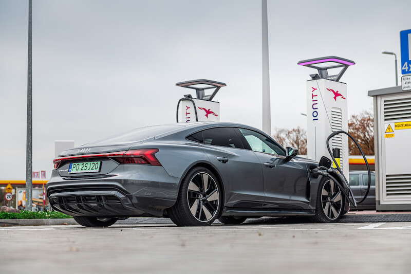 Ponad 5000 nowych punktów szybkiego ładowania do roku 2025 i nowe stacje w Polsce: ekspansja firmy IONITY wzmacnia ofertę ładowania samochodów marki Audi