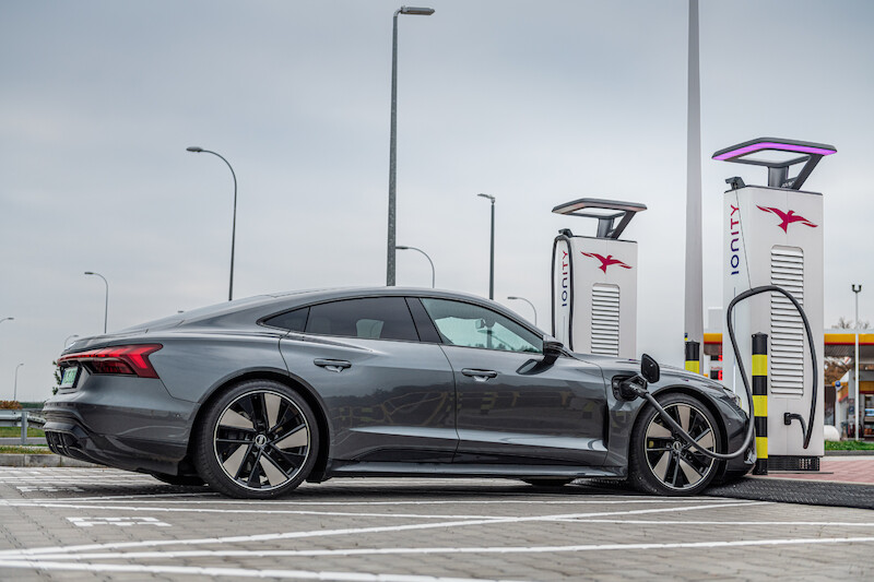 Ponad 5000 nowych punktów szybkiego ładowania do roku 2025 i nowe stacje w Polsce: ekspansja firmy IONITY wzmacnia ofertę ładowania samochodów marki Audi