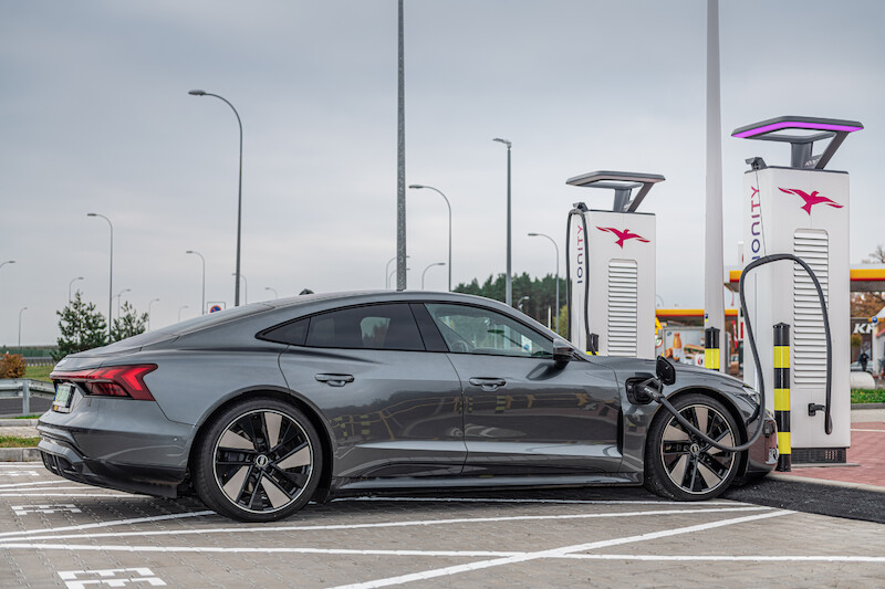 Ponad 5000 nowych punktów szybkiego ładowania do roku 2025 i nowe stacje w Polsce: ekspansja firmy IONITY wzmacnia ofertę ładowania samochodów marki Audi