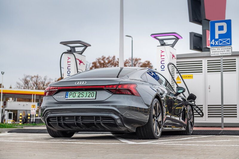 Ponad 5000 nowych punktów szybkiego ładowania do roku 2025 i nowe stacje w Polsce: ekspansja firmy IONITY wzmacnia ofertę ładowania samochodów marki Audi