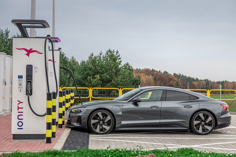 Ponad 5000 nowych punktów szybkiego ładowania do roku 2025 i nowe stacje w Polsce: ekspansja firmy IONITY wzmacnia ofertę ładowania samochodów marki Audi