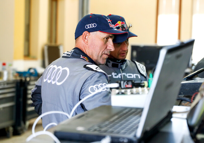 Zaawansowane technologicznie centrum sterowania pustynnym pojazdem: kokpit przygotowanego na Rajd Dakar Audi RS Q e-tron