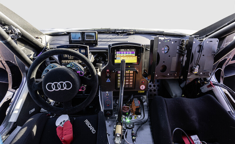 Zaawansowane technologicznie centrum sterowania pustynnym pojazdem: kokpit przygotowanego na Rajd Dakar Audi RS Q e-tron