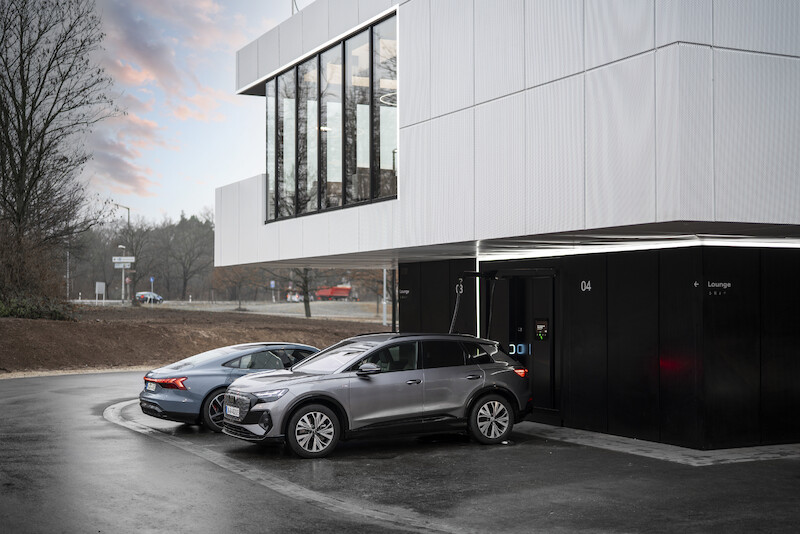 Pierwsza na świecie: start Audi charging hub - stacji szybkiego ładowania samochodów elektrycznych na terenach miejskich