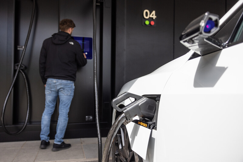 Audi, po sukcesie fazy pilotażowej, kontynuuje wdrażanie koncepcji charging hub’ów