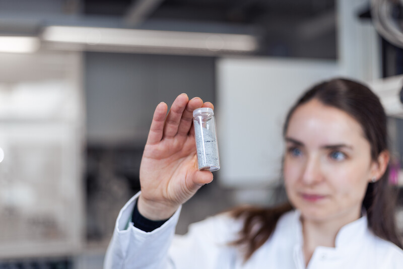 Odzyskiwanie metali technologicznych z odpadów elektronicznych: Fundacja Środowiskowa Audi finansuje badania nad nowym procesem recyklingu