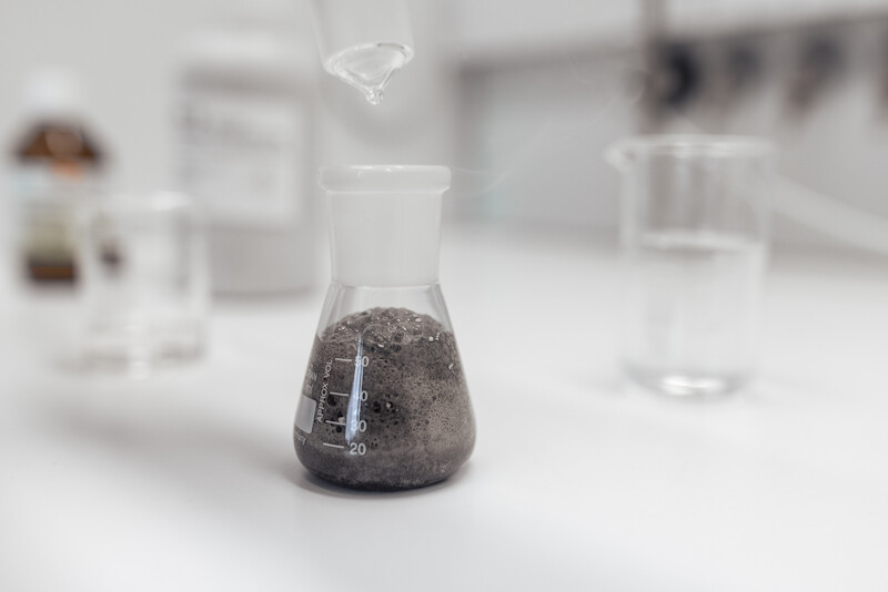Odzyskiwanie metali technologicznych z odpadów elektronicznych: Fundacja Środowiskowa Audi finansuje badania nad nowym procesem recyklingu