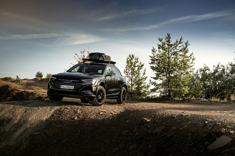 Pewne siebie zarówno w terenie, jak i na asfalcie: Audi Q8 e-tron edition Dakar