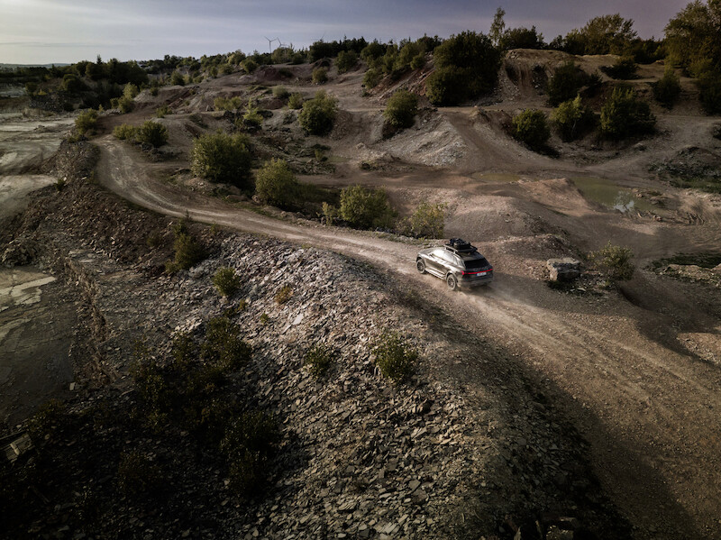 Pewne siebie zarówno w terenie, jak i na asfalcie: Audi Q8 e-tron edition Dakar