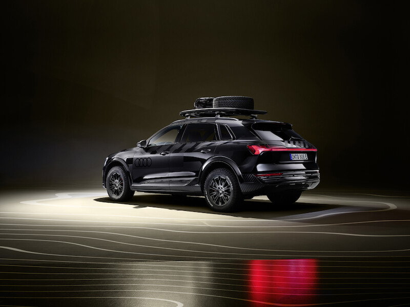 Pewne siebie zarówno w terenie, jak i na asfalcie: Audi Q8 e-tron edition Dakar