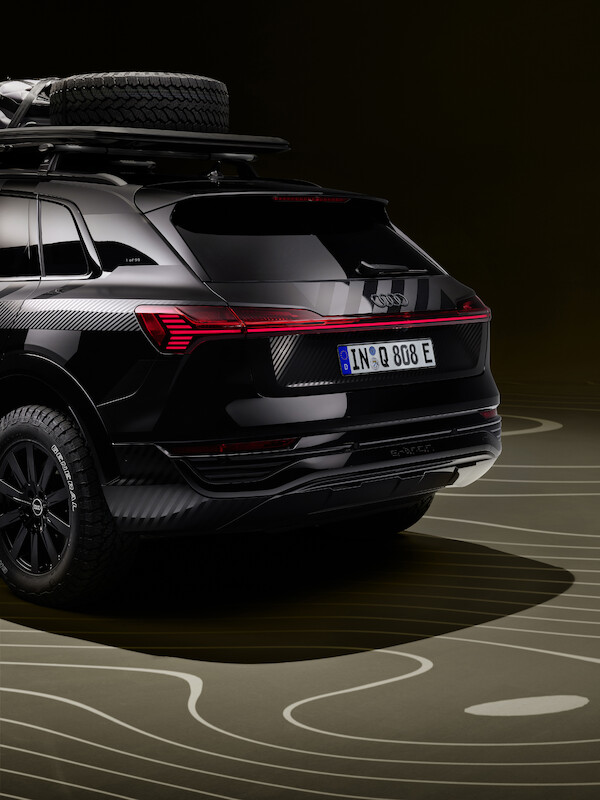 Pewne siebie zarówno w terenie, jak i na asfalcie: Audi Q8 e-tron edition Dakar