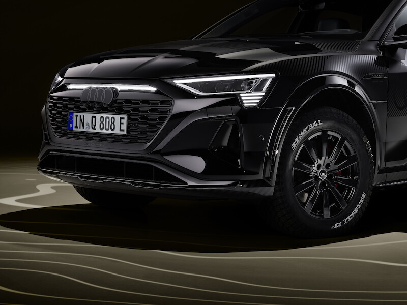 Pewne siebie zarówno w terenie, jak i na asfalcie: Audi Q8 e-tron edition Dakar
