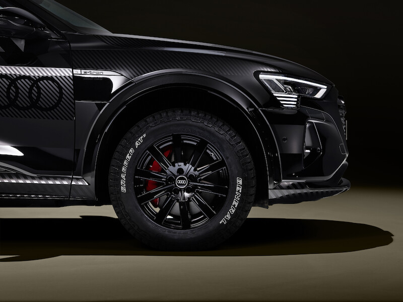 Pewne siebie zarówno w terenie, jak i na asfalcie: Audi Q8 e-tron edition Dakar