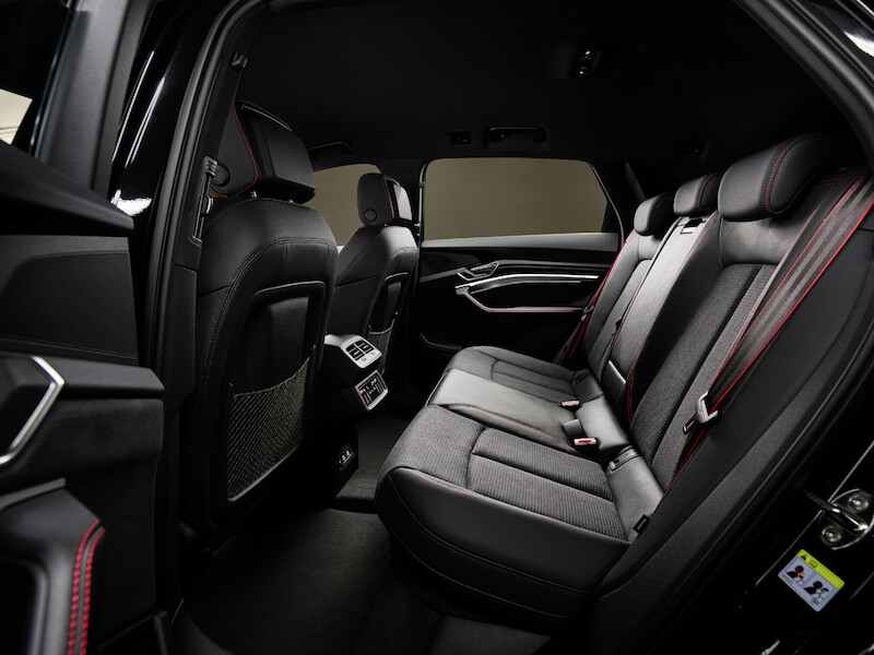 Pewne siebie zarówno w terenie, jak i na asfalcie: Audi Q8 e-tron edition Dakar