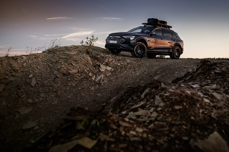 Pewne siebie zarówno w terenie, jak i na asfalcie: Audi Q8 e-tron edition Dakar