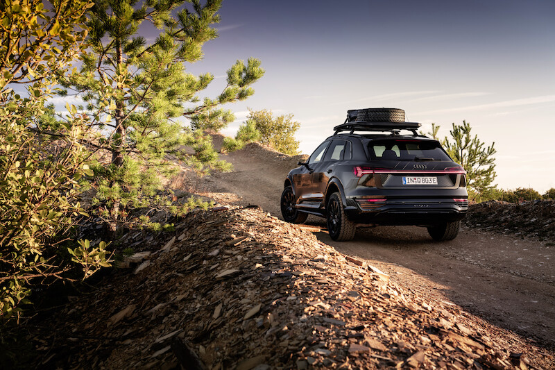 Pewne siebie zarówno w terenie, jak i na asfalcie: Audi Q8 e-tron edition Dakar