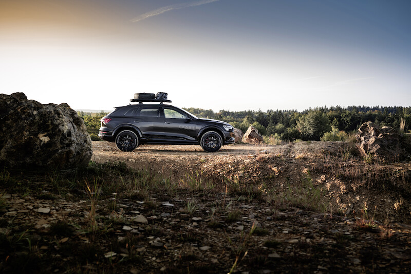 Pewne siebie zarówno w terenie, jak i na asfalcie: Audi Q8 e-tron edition Dakar