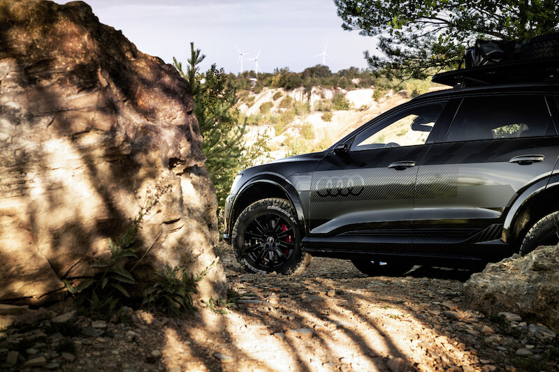 Pewne siebie zarówno w terenie, jak i na asfalcie: Audi Q8 e-tron edition Dakar