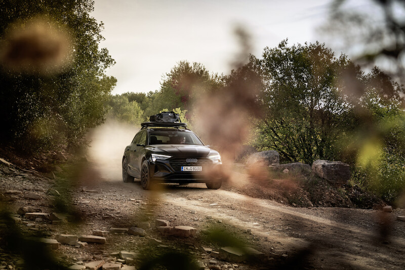 Pewne siebie zarówno w terenie, jak i na asfalcie: Audi Q8 e-tron edition Dakar