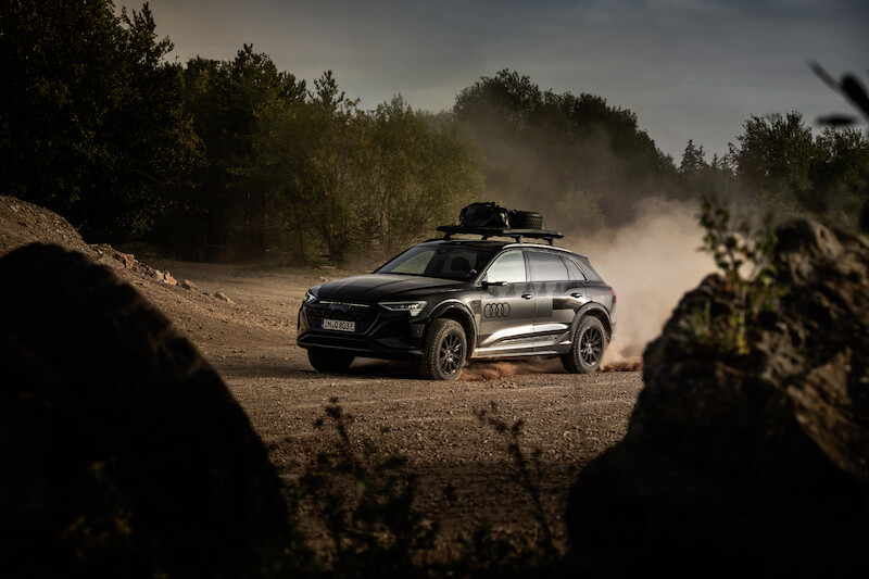 Pewne siebie zarówno w terenie, jak i na asfalcie: Audi Q8 e-tron edition Dakar
