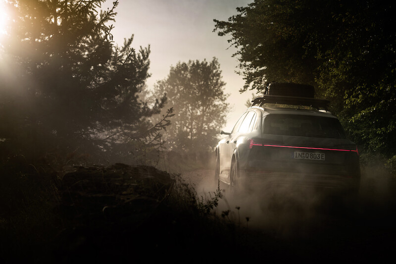 Pewne siebie zarówno w terenie, jak i na asfalcie: Audi Q8 e-tron edition Dakar