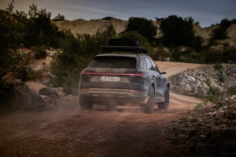Pewne siebie zarówno w terenie, jak i na asfalcie: Audi Q8 e-tron edition Dakar