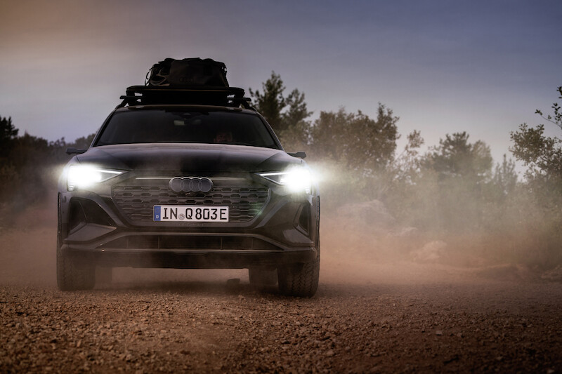 Pewne siebie zarówno w terenie, jak i na asfalcie: Audi Q8 e-tron edition Dakar