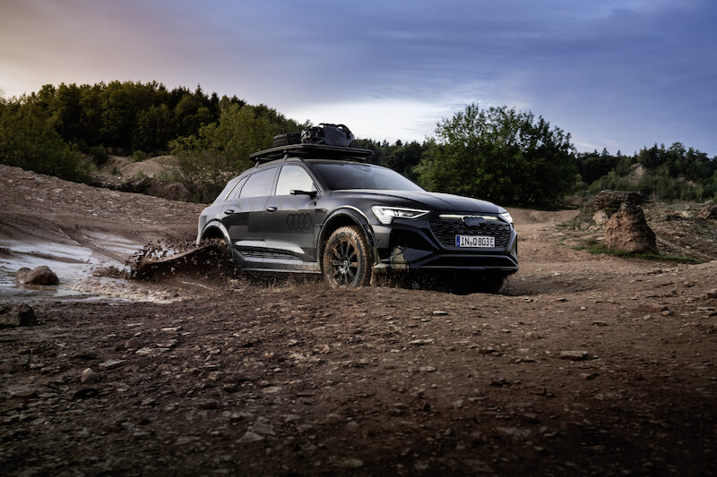 Pewne siebie zarówno w terenie, jak i na asfalcie: Audi Q8 e-tron edition Dakar