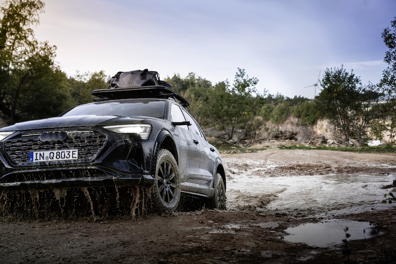 Pewne siebie zarówno w terenie, jak i na asfalcie: Audi Q8 e-tron edition Dakar