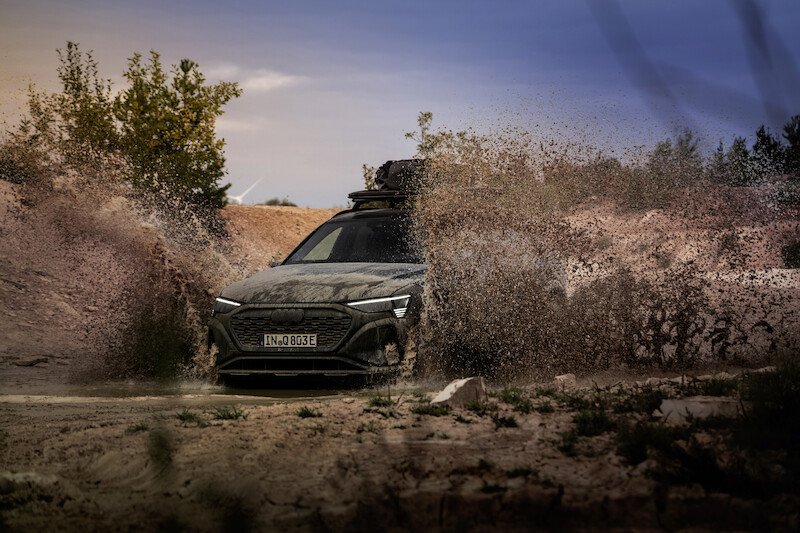 Pewne siebie zarówno w terenie, jak i na asfalcie: Audi Q8 e-tron edition Dakar