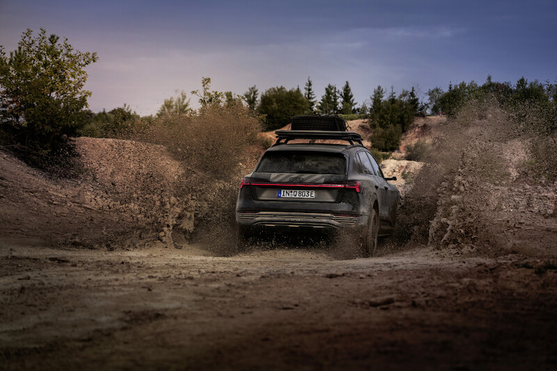 Pewne siebie zarówno w terenie, jak i na asfalcie: Audi Q8 e-tron edition Dakar