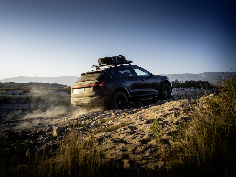 Pewne siebie zarówno w terenie, jak i na asfalcie: Audi Q8 e-tron edition Dakar