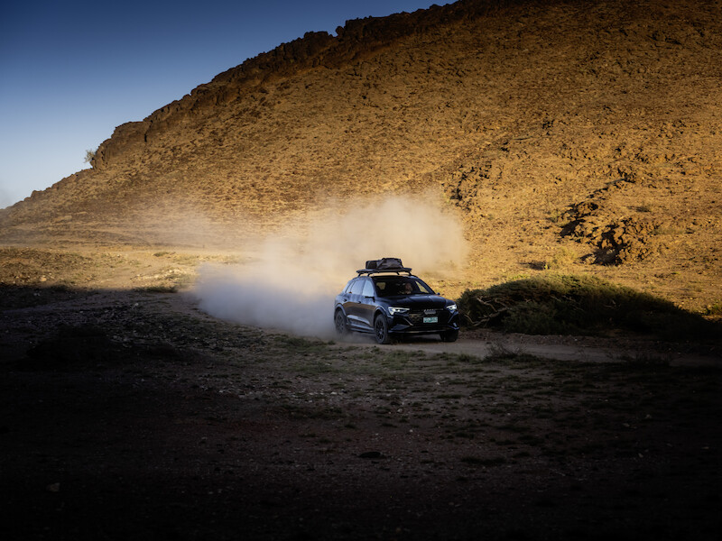 Pewne siebie zarówno w terenie, jak i na asfalcie: Audi Q8 e-tron edition Dakar