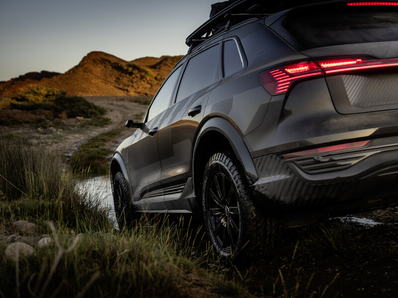Pewne siebie zarówno w terenie, jak i na asfalcie: Audi Q8 e-tron edition Dakar