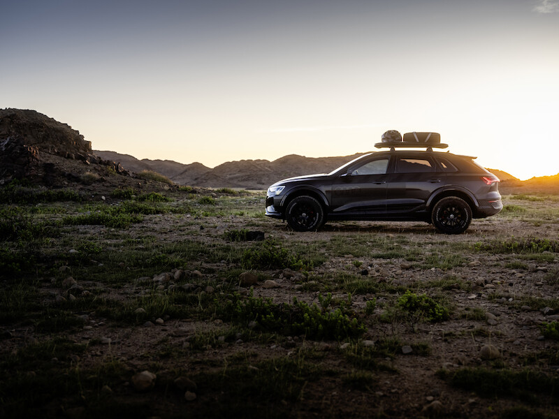 Pewne siebie zarówno w terenie, jak i na asfalcie: Audi Q8 e-tron edition Dakar