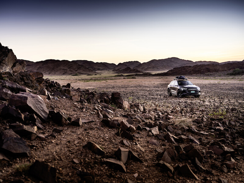 Pewne siebie zarówno w terenie, jak i na asfalcie: Audi Q8 e-tron edition Dakar