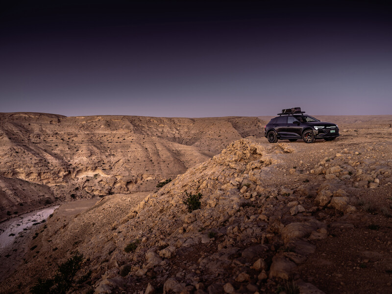 Pewne siebie zarówno w terenie, jak i na asfalcie: Audi Q8 e-tron edition Dakar