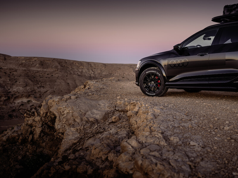 Pewne siebie zarówno w terenie, jak i na asfalcie: Audi Q8 e-tron edition Dakar