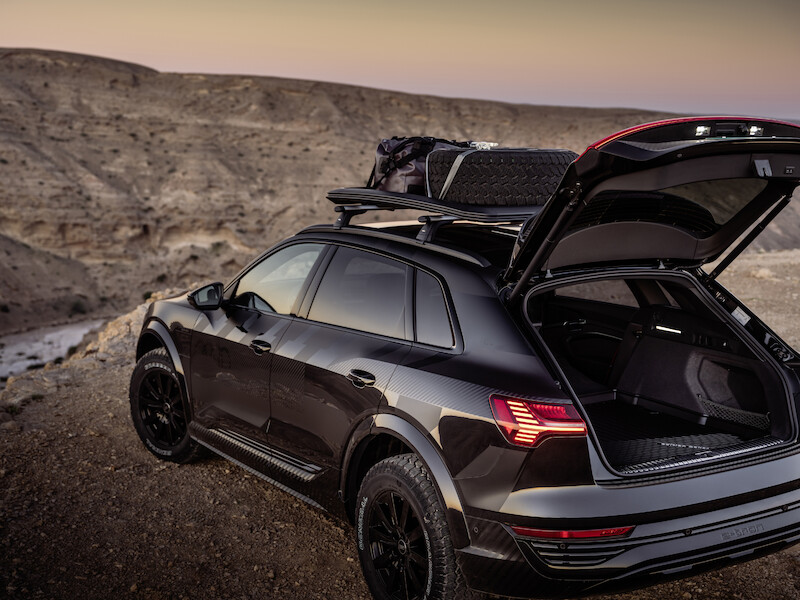 Pewne siebie zarówno w terenie, jak i na asfalcie: Audi Q8 e-tron edition Dakar