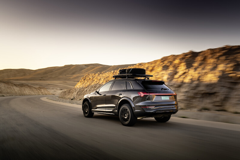 Pewne siebie zarówno w terenie, jak i na asfalcie: Audi Q8 e-tron edition Dakar