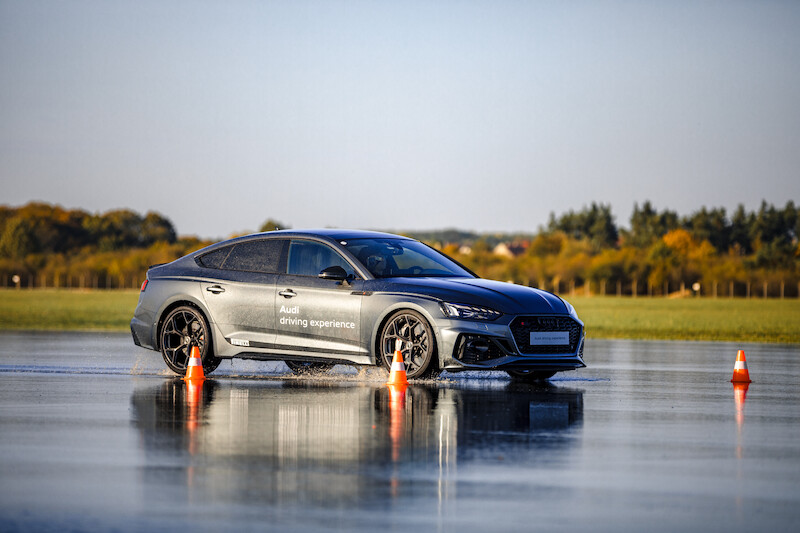 Audi driving experience: poczuj maksymalną moc Audi RS 3 i innych modeli RS na torze Silesia Ring! 