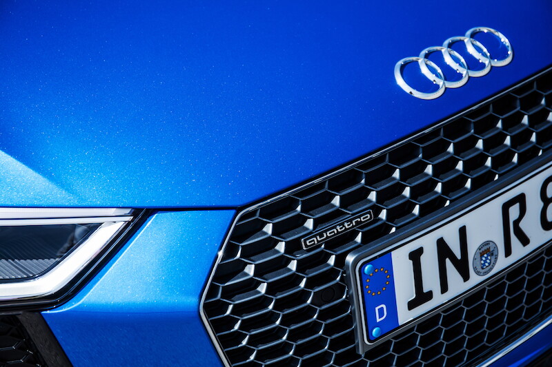 Audi R8 V10 - niebieski Ara