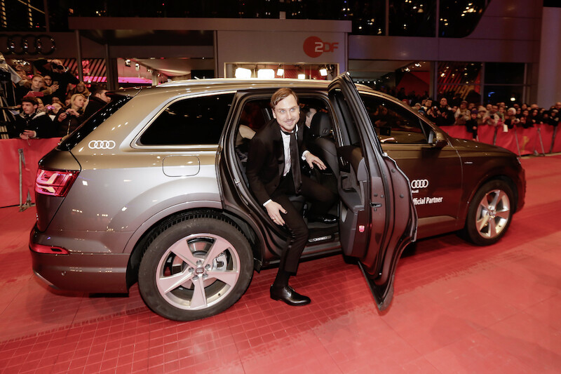 Elektryzujący przejazd: bezemisyjne Audi wprowadza gwiazdy w światła reflektorów